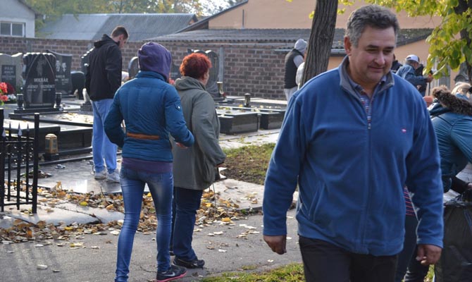 Kitakarították a temetőt képek